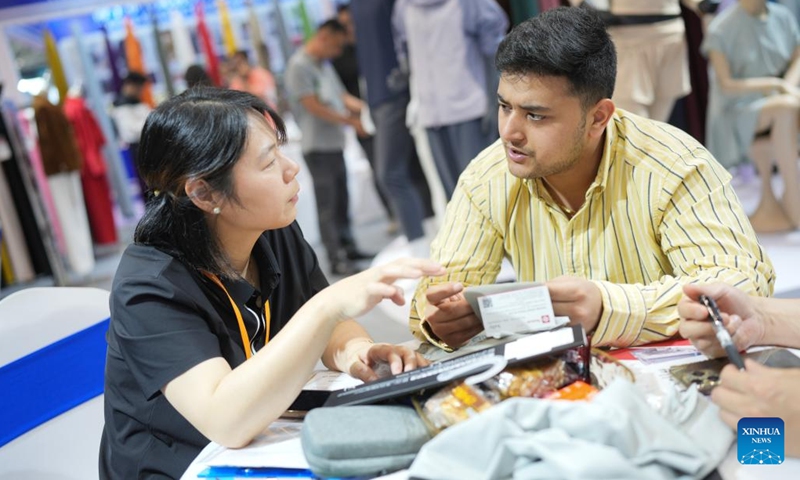 An Indian merchant selects products during Keqiao Textile Expo (Spring) in Shaoxing, east China's Zhejiang Province, May 6, 2024. The three-day Keqiao Textile Expo (Spring), with an exhibition area of 35,000 square meters, kicked off in Shaoxing on Monday, attracting more than 600 exhibitors.(Photo: Xinhua)