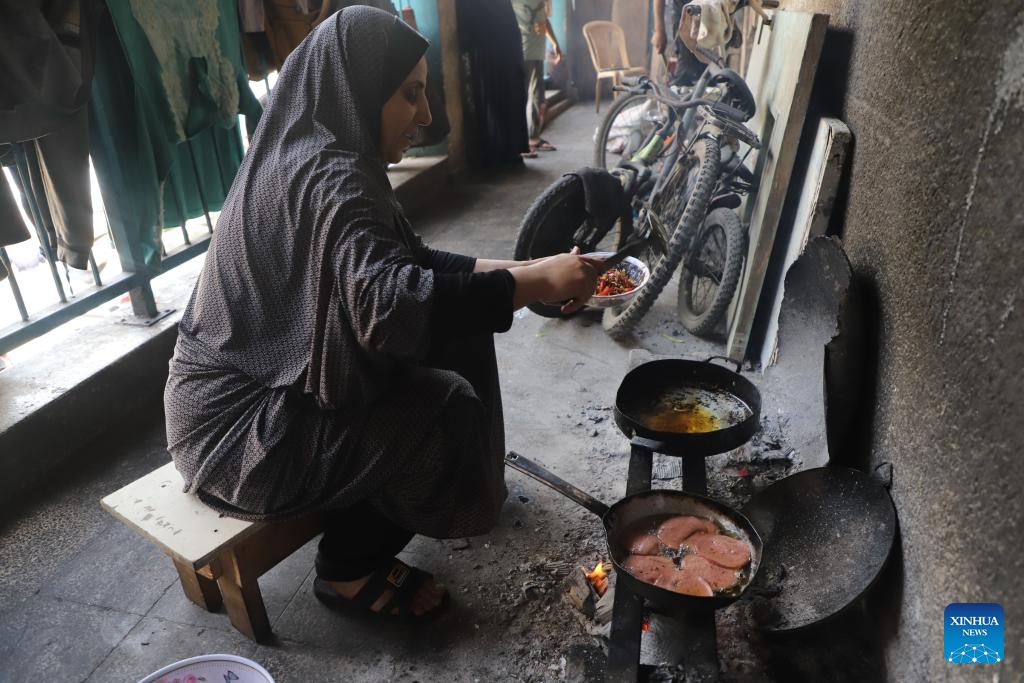 A Palestinian woman cooks at the Jabalia refugee camp in northern Gaza Strip, May 5, 2024.(Photo: Xinhua)