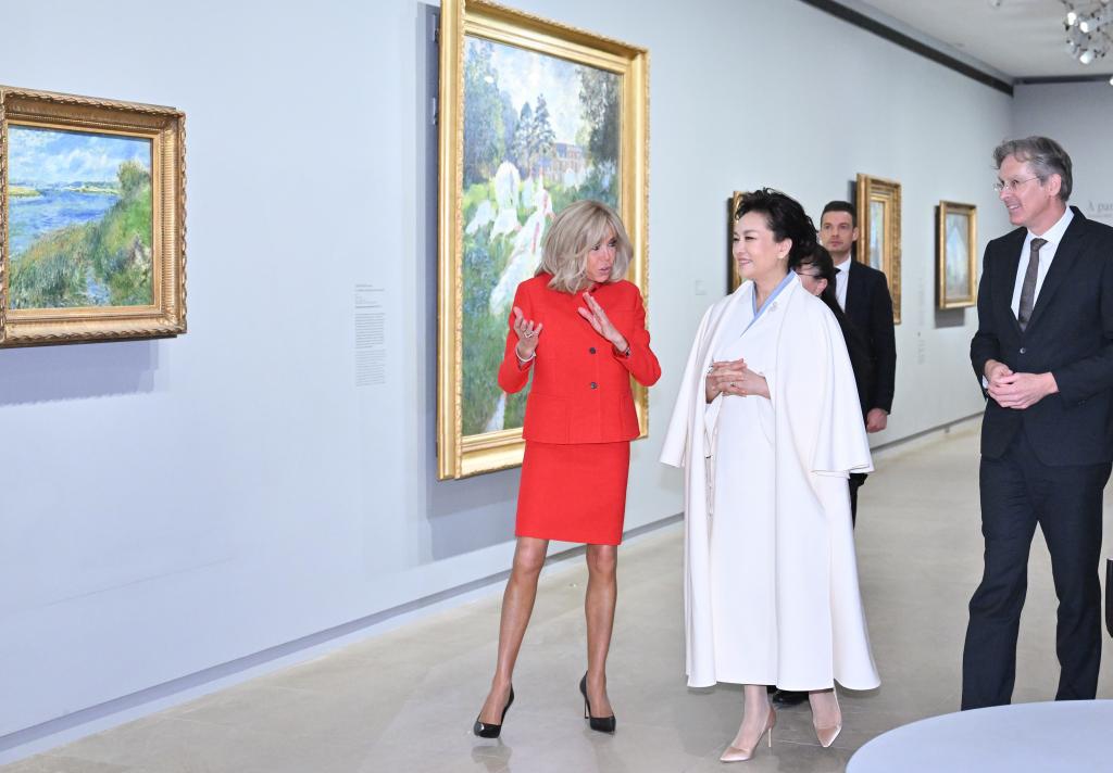 Peng Liyuan, wife of Chinese President Xi Jinping, on invitation visits the Orsay Museum with Brigitte Macron, wife of French President Emmanuel Macron, in Paris, France, May 6, 2024.(Photo: Xinhua)