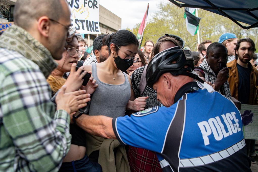 Protesters confront with the police at a pro-Palestinian protest on the campus of the Massachusetts Institute of Technology in Cambridge, Massachusetts, the United States, on May 6, 2024.(Photo: Xinhua)