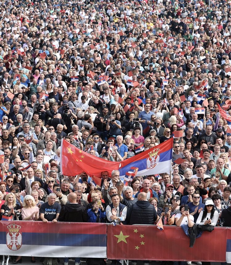 Tens of thousands of Serbian people chant “China! Serbia!” while waving Chinese and Serbian national flags as they welcome the visiting Chinese President Xi Jinping in Belgrade on May 8, 2024. Photo: Xinhua