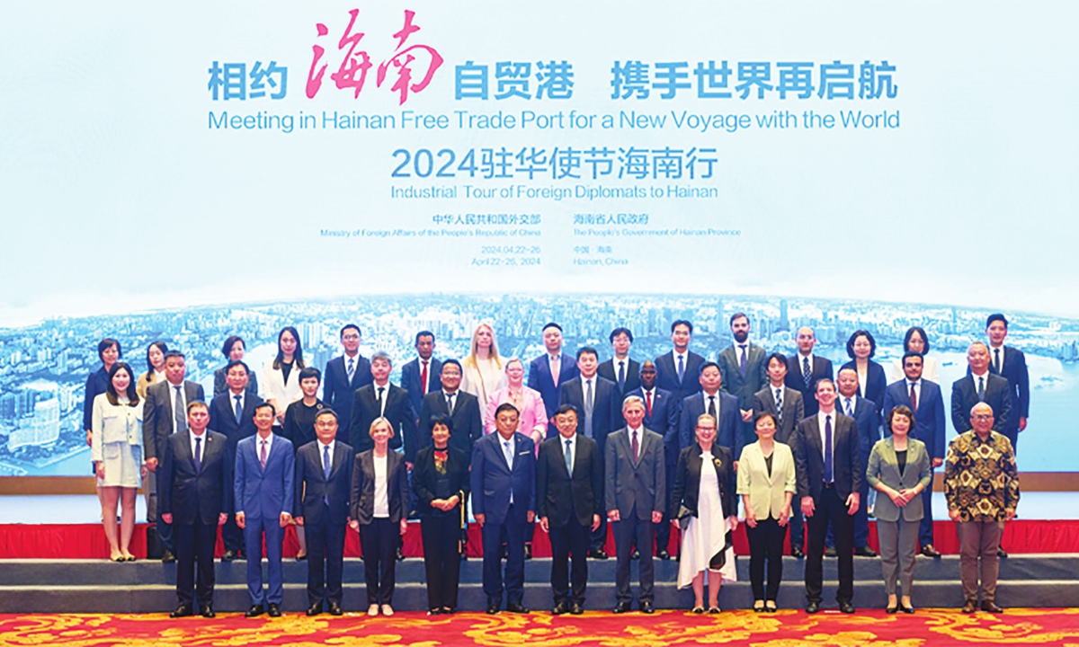 Diplomats who visit the Hainan Free Trade Port pose for a group photo. Photo: Courtesy of the Foreign Ministry of China