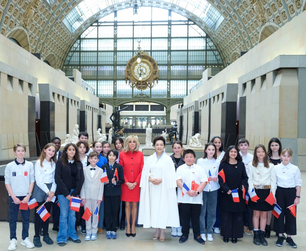 Peng Liyuan, wife of Chinese President Xi Jinping, on invitation visits the Orsay Museum with Brigitte Macron, wife of French President Emmanuel Macron, in Paris, France, May 6, 2024.(Photo: Xinhua)
