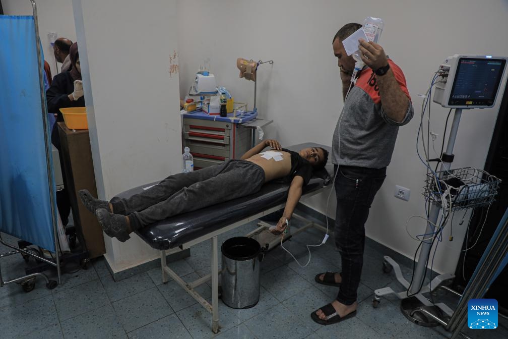 An injured boy is treated at a hospital in the southern Gaza Strip city of Rafah, on May 8, 2024. Israel's army announced on Wednesday that it was continuing its ground assault on Gaza's Rafah, reporting approximately 30 casualties since the offensive began on Monday night. According to an army statement, the 30 casualties were militants, while Gaza health officials reported about 35 deaths, including a four-month-old baby(Photo: Xinhua)