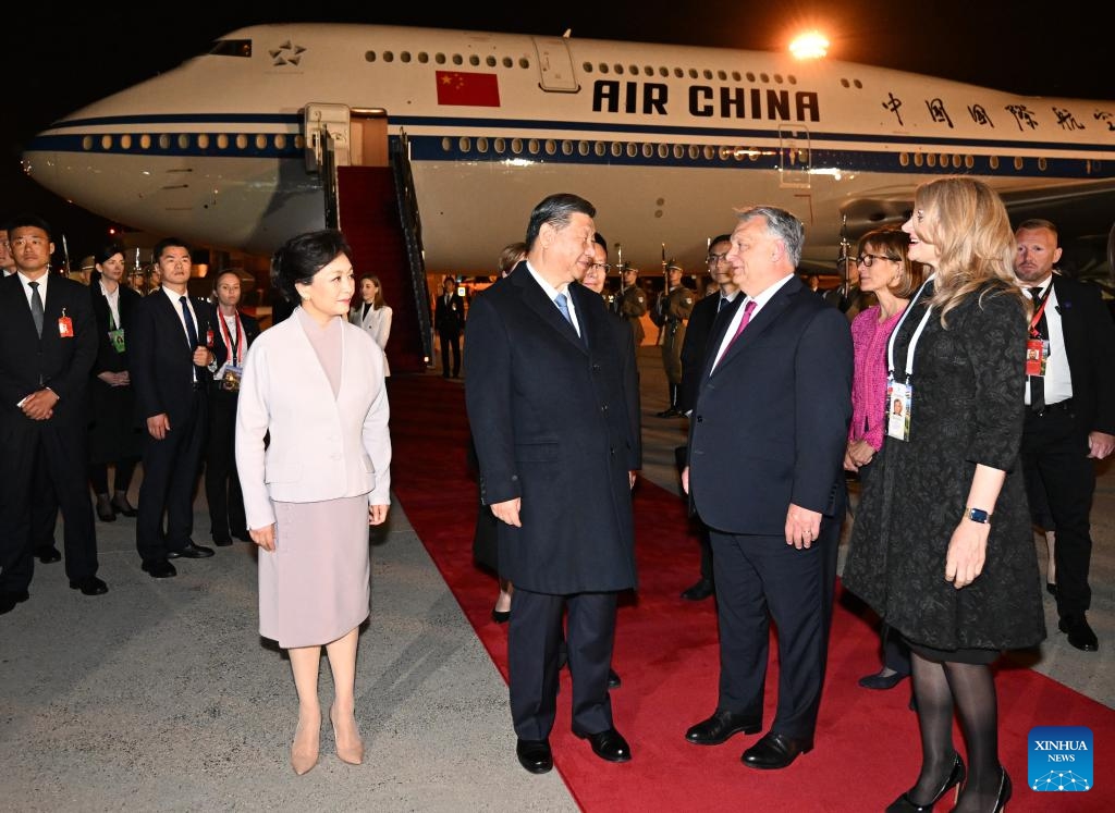 Chinese President Xi Jinping arrives in Budapest for a state visit to Hungary at the invitation of Hungarian President Tamas Sulyok and Prime Minister Viktor Orban, May 8, 2024. Xi was warmly welcomed by Hungarian Prime Minister Viktor Orban and his wife at Budapest Airport upon arrival.(Photo: Xinhua)