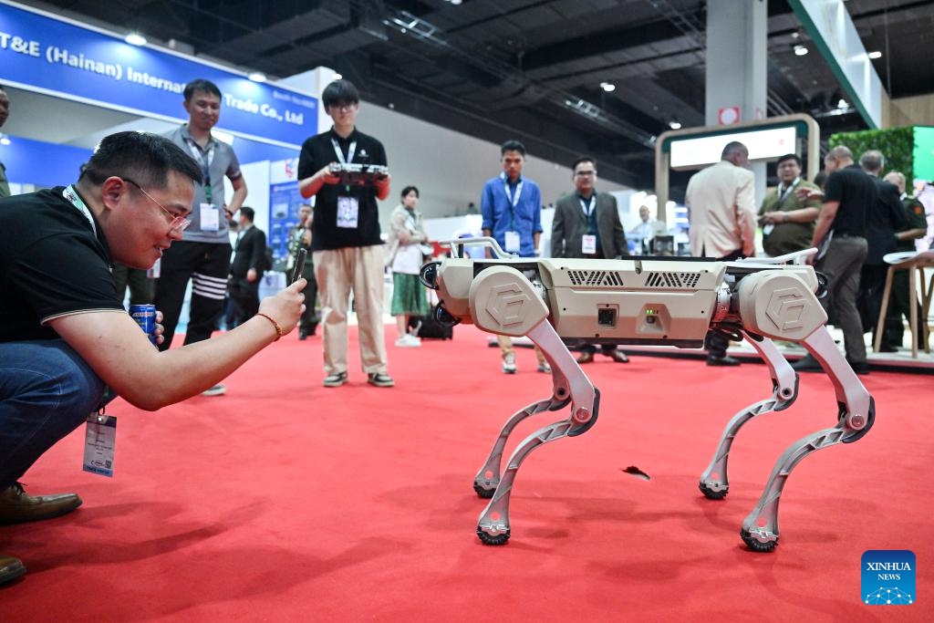 A man takes photos of a robotic dog during a demonstration at Defense Services Asia 2024 in Kuala Lumpur, Malaysia, May 7, 2024. Defense Services Asia 2024, a biennial defense and weaponry show, opened in the Malaysian capital Kuala Lumpur on May 6.(Photo: Xinhua)