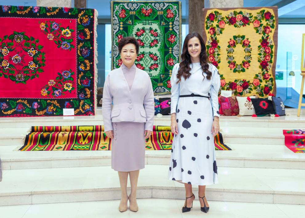 Peng Liyuan, wife of Chinese President Xi Jinping, on invitation visits the National Museum of Serbia with Tamara Vucic, wife of Serbian President Aleksandar Vucic, in Belgrade, Serbia, May 8, 2024.(Photo: Xinhua)