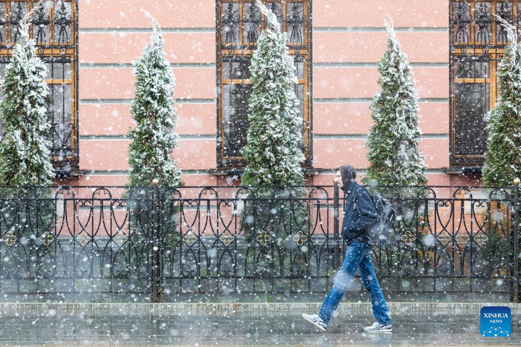 A pedestrian walks in the snow in Moscow, Russia, May 8, 2024.(Photo: Xinhua)