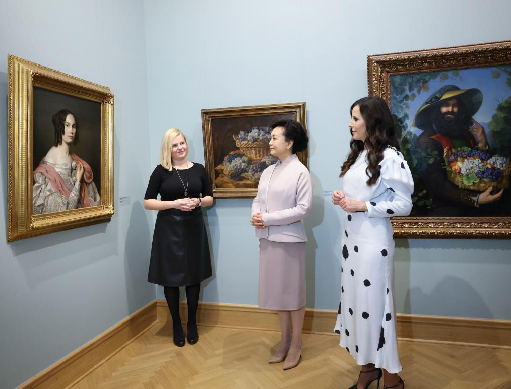 Peng Liyuan, wife of Chinese President Xi Jinping, on invitation visits the National Museum of Serbia with Tamara Vucic, wife of Serbian President Aleksandar Vucic, in Belgrade, Serbia, May 8, 2024.(Photo: Xinhua)