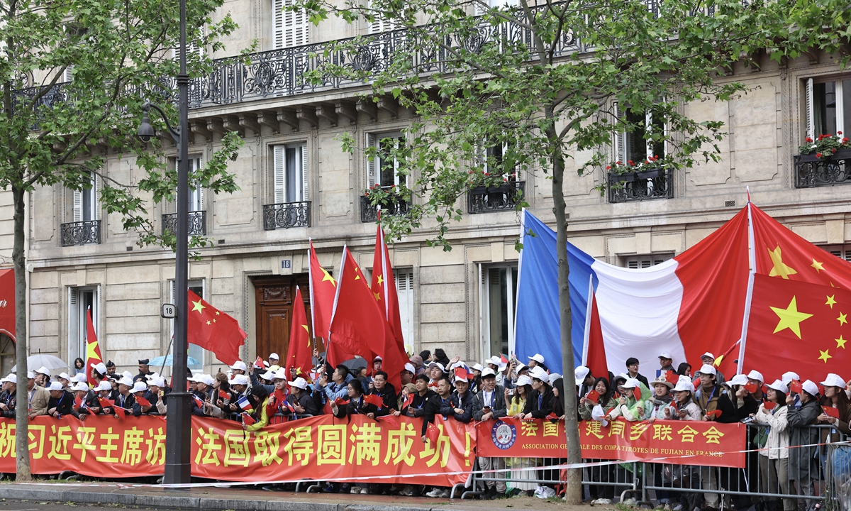 People gather on the streets of Paris waving Chinese and French national ffags to welcome Chinese President Xi Jinping on May 5, 2024. Photo: cnsphoto