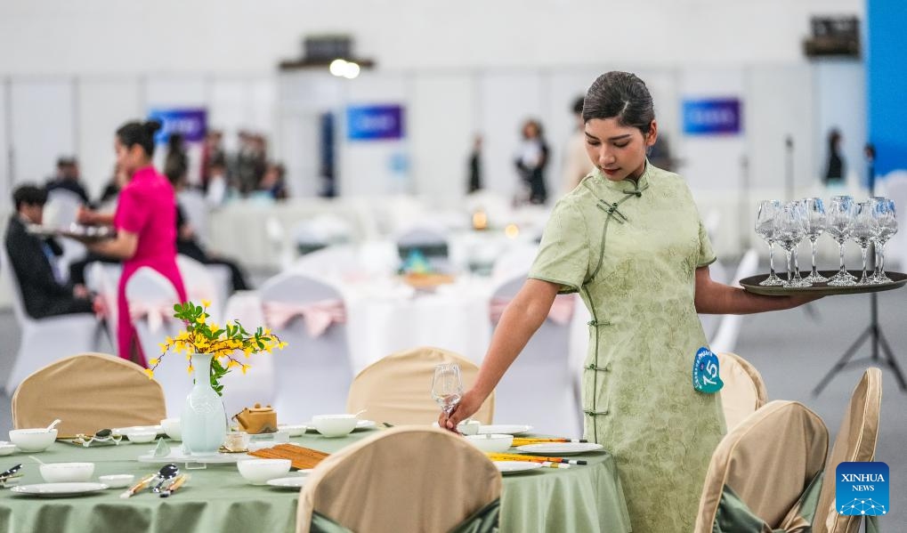 A contestant competes during a catering contest, part of a national vocational skills competition, in Guiyang, capital of southwest China's Guizhou Province, May 8, 2024. A 3-day national vocational skills competition kicked off in Guiyang on Wednesday, including contests of 11 categories, such as vehicle repairing, hair cutting, catering, Chinese cuisine making, etc.(Photo: Xinhua)