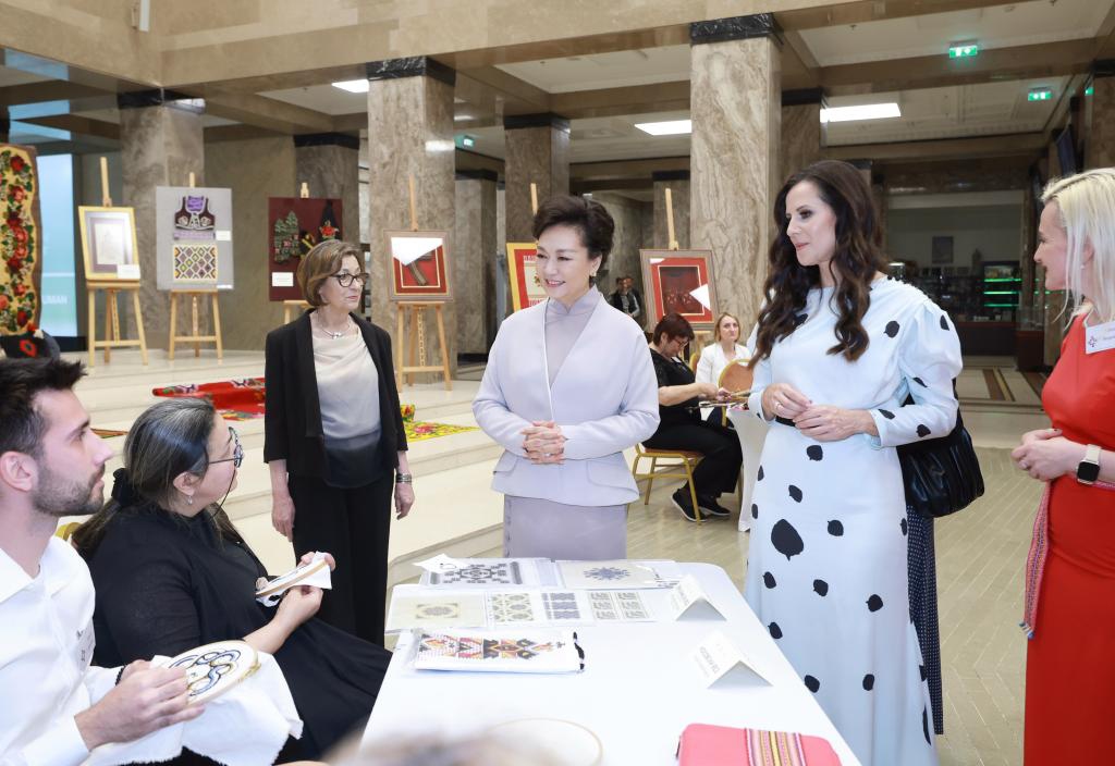 Peng Liyuan, wife of Chinese President Xi Jinping, on invitation visits the National Museum of Serbia with Tamara Vucic, wife of Serbian President Aleksandar Vucic, in Belgrade, Serbia, May 8, 2024.(Photo: Xinhua)