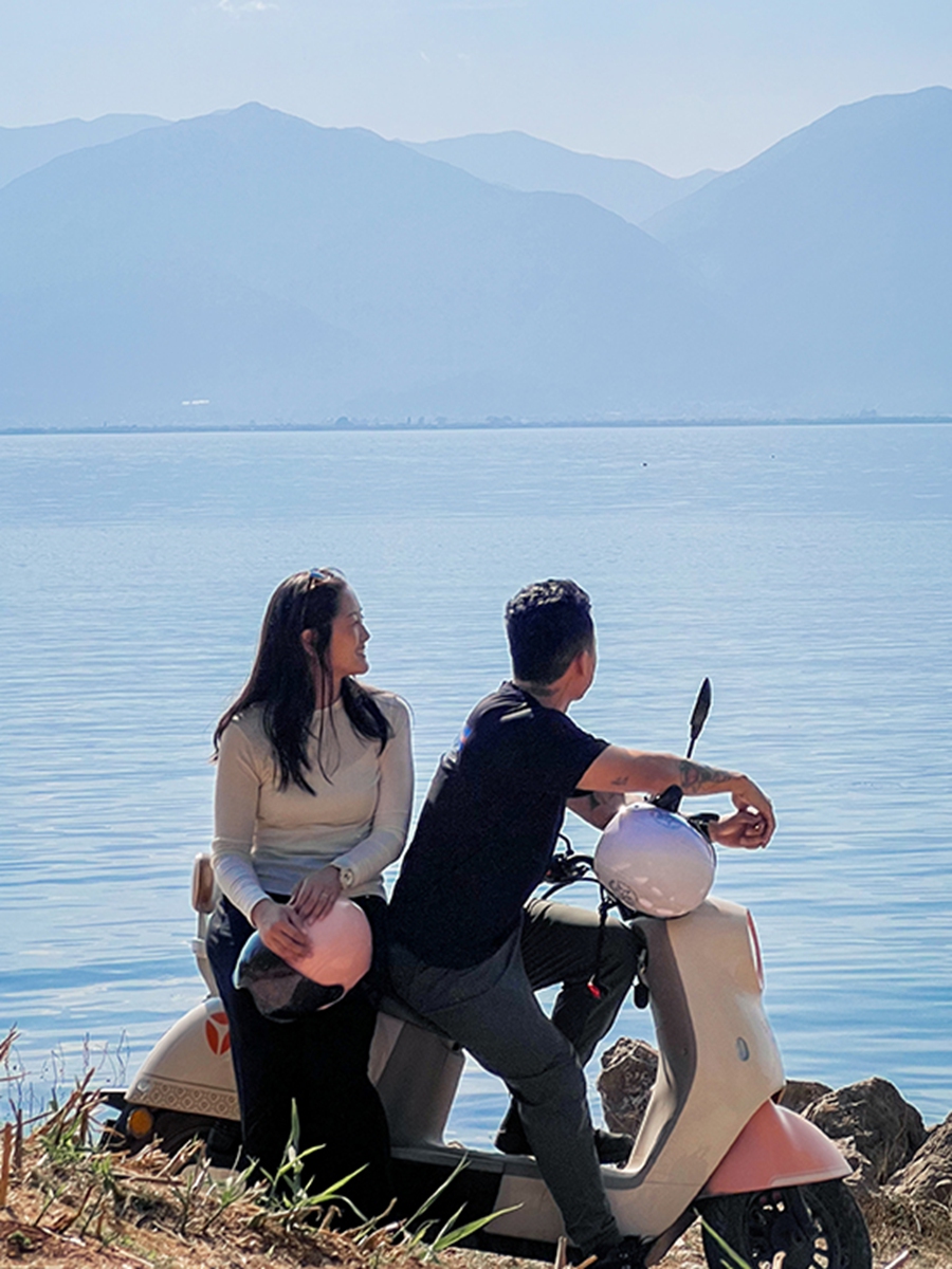 Canadian travel vloggers Flora and Note enjoy the scenery beside Erhai Lake in Dali, Southwest China's Yunnan Province. Photo: Courtesy of the couple 