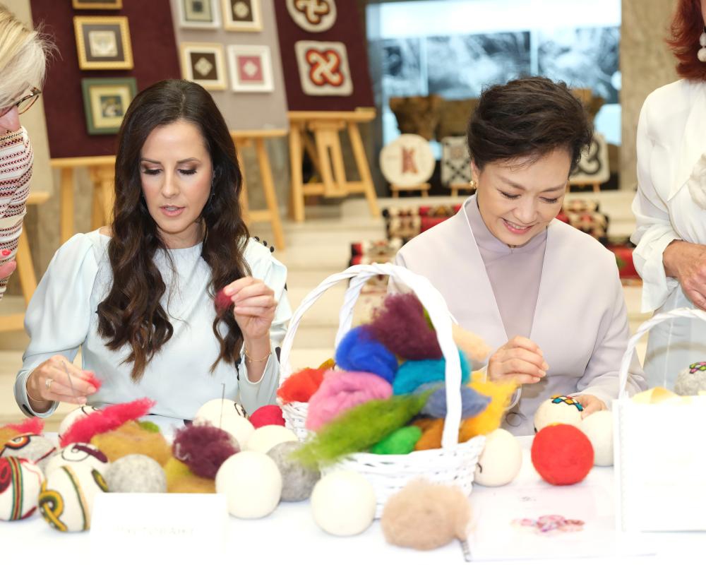 Peng Liyuan, wife of Chinese President Xi Jinping, and Tamara Vucic, wife of Serbian President Aleksandar Vucic, participate in making Serbian wool felt balls at the National Museum of Serbia in Belgrade, Serbia, May 8, 2024. Peng Liyuan on invitation visited the National Museum of Serbia with Tamara Vucic in Belgrade on Wednesday morning.(Photo: Xinhua)