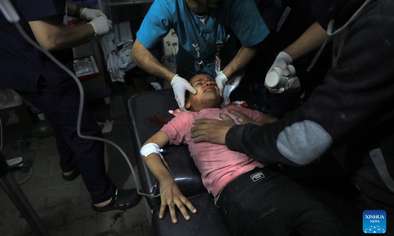 An injured boy is treated at a temporary clinic in the southern Gaza Strip city of Rafah, on May 8, 2024. Israel's army announced on Wednesday that it was continuing its ground assault on Gaza's Rafah, reporting approximately 30 casualties since the offensive began on Monday night. According to an army statement, the 30 casualties were militants, while Gaza health officials reported about 35 deaths, including a four-month-old baby.(Photo: Xinhua)