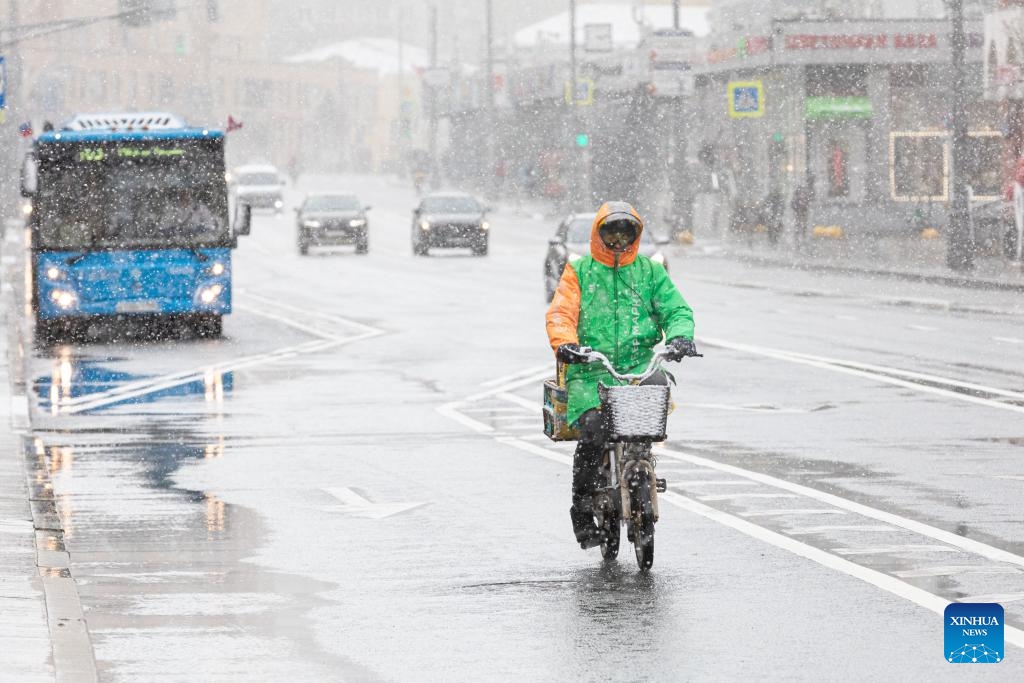 A deliveryman rides in the snow in Moscow, Russia, May 8, 2024.(Photo: Xinhua)