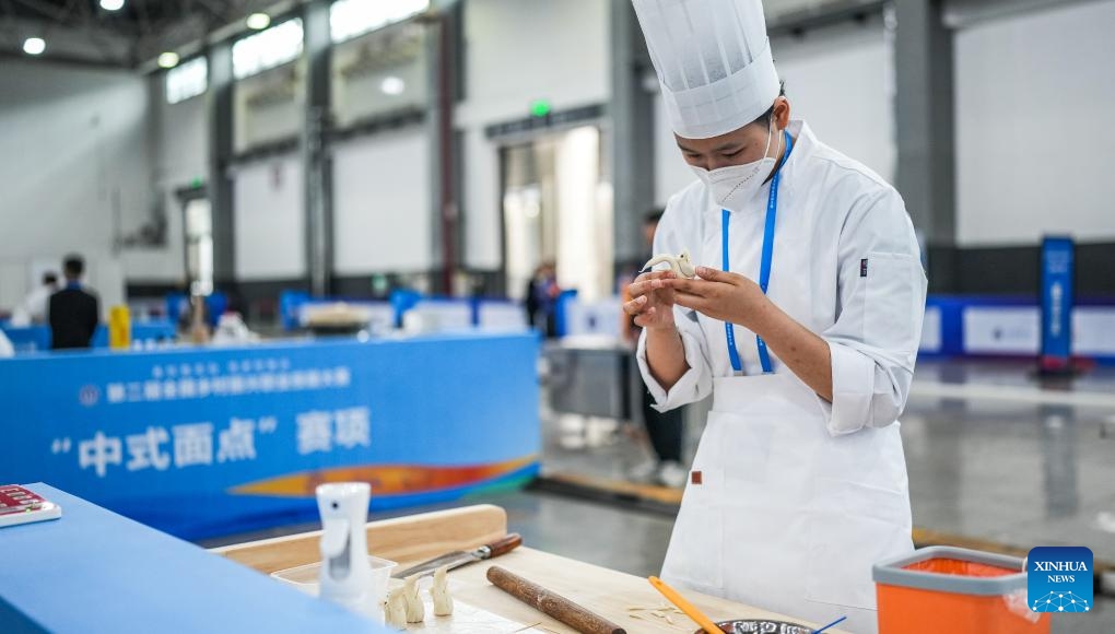 A contestant competes during a Chinese cuisine making contest, part of a national vocational skills competition, in Guiyang, capital of southwest China's Guizhou Province, May 8, 2024. A 3-day national vocational skills competition kicked off in Guiyang on Wednesday, including contests of 11 categories, such as vehicle repairing, hair cutting, catering, Chinese cuisine making, etc.(Photo: Xinhua)