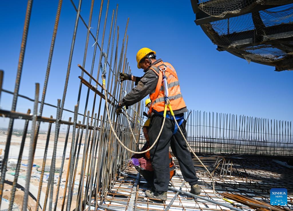 Workers are seen at the construction site of an air traffic control tower in Hohhot, north China's Inner Mongolia Autonomous Region, May 8, 2024. The capping of the main structure of an air traffic control tower of a new airport in Hohhot has been completed on Wednesday.(Photo: Xinhua)