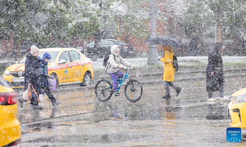 People cross a road in the snow in Moscow, Russia, May 8, 2024.(Photo: Xinhua)