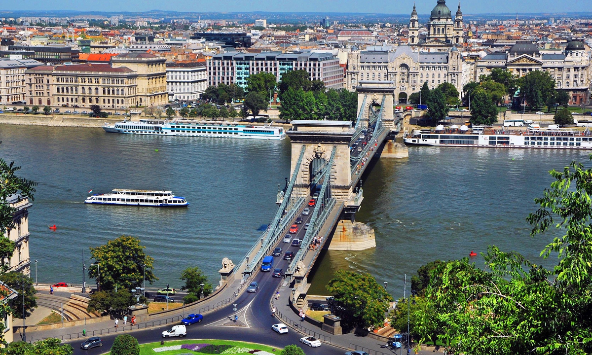 The Szechenyi Chain Bridge spans the Danube River in Hungary's capital Budapest. Photo: VCG