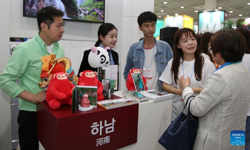 Exhibitors of China's Henan Province have a talk with visitors at the Seoul International Travel Fair in Seoul, South Korea, May 9, 2024. The 39th Seoul International Travel Fair kicked off at the Seoul International Convention and Exhibition Center in Seoul on Thursday. The Chinese exhibition area showcases tourism resources of places in China, showing the charm of Chinese cultural tourism to the South Korean visitors.(Photo: Xinhua)