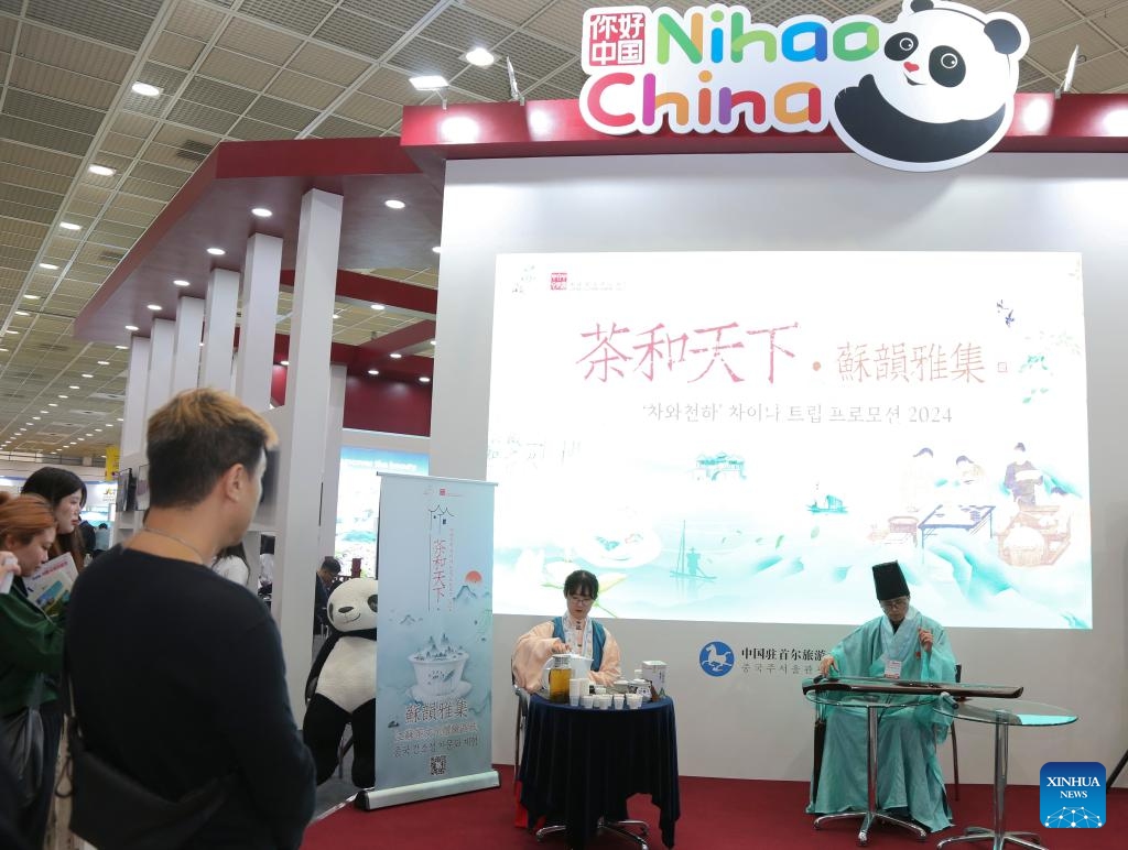 Visitors watch a performance featuring Chinese tea culture at the China exhibition area of the Seoul International Travel Fair in Seoul, South Korea, May 9, 2024. The 39th Seoul International Travel Fair kicked off at the Seoul International Convention and Exhibition Center in Seoul on Thursday. The Chinese exhibition area showcases tourism resources of places in China, showing the charm of Chinese cultural tourism to the South Korean visitors.(Photo: Xinhua)
