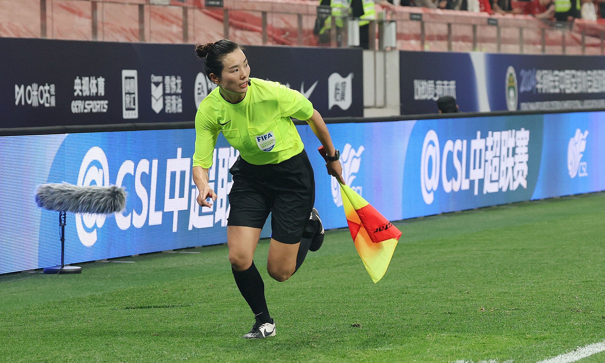 Chinese referee Xi Lijun officiates in the Chinese Super League match between Shanghai Port and Shandong Taishan in Shanghai on April 14, 2024. Photo: IC