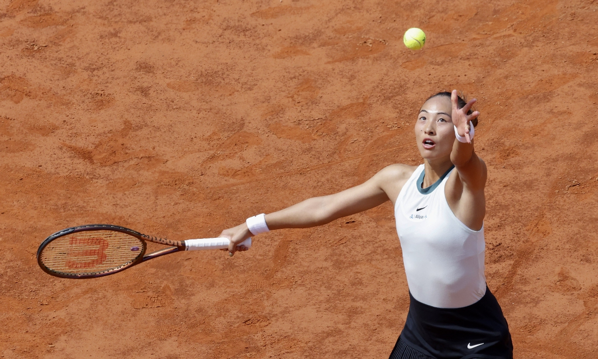 Chinese tennis star Zheng Qinwen serves the ball to Japan's Naomi Osaka during the Italian Open tennis tournament in Rome, Italy, on May 13, 2024. Zheng advanced to the last eight after defeating the former world No.1 and four-time Grand Slam champion 6-2, 6-4. Photo: VCG