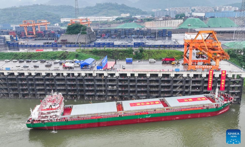 An aerial drone photo taken on May 11, 2024 shows the Innovation 5 vessel arriving at Jiangjin Luohuang Port in southwest China's Chongqing. This 10,000-tonne-class sea-going vessel arrived in southwest China's Chongqing Municipality on Wednesday, becoming the first ship of its size to sail into the upper reaches of the Yangtze River. Photo: Xinhua