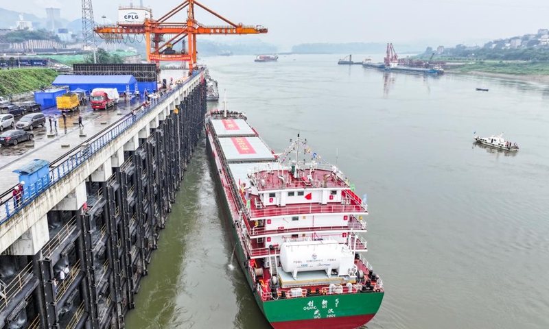 An aerial drone photo taken on May 11, 2024 shows the Innovation 5 vessel arriving at Jiangjin Luohuang Port in southwest China's Chongqing. This 10,000-tonne-class sea-going vessel arrived in southwest China's Chongqing Municipality on Wednesday, becoming the first ship of its size to sail into the upper reaches of the Yangtze River. Photo: Xinhua