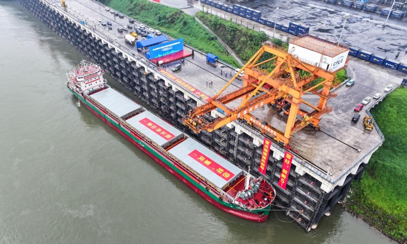 An aerial drone photo taken on May 11, 2024 shows the Innovation 5 vessel arriving at Jiangjin Luohuang Port in southwest China's Chongqing. This 10,000-tonne-class sea-going vessel arrived in southwest China's Chongqing Municipality on Wednesday, becoming the first ship of its size to sail into the upper reaches of the Yangtze River. Photo: Xinhua