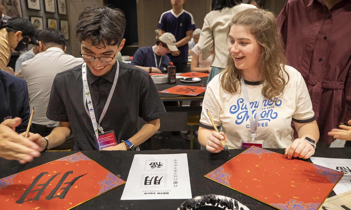 Students from Muscatine High School learn Chinese calligraphy at Shijiazhuang Foreign Language School on April 21, 2024. Photo: VCG