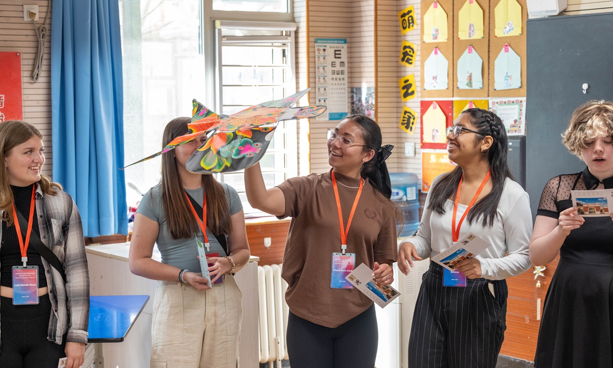 Students from Muscatine High School experience flying a paper kite during a class at Shijiazhuang Foreign Language School in Shijiazhuang, North China's Hebei Province, on April 20, 2024. Photo: VCG
