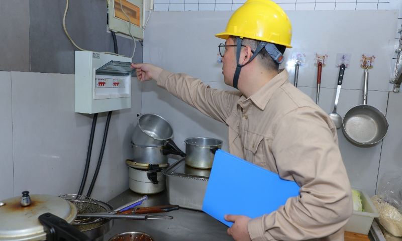 Marketing service personnel from the State Grid Changzhou Power Supply Company inspect power usage for catering businesses along Dongcheng Street, Jintan district, Changzhou on May 17. Photo: Xu Duo