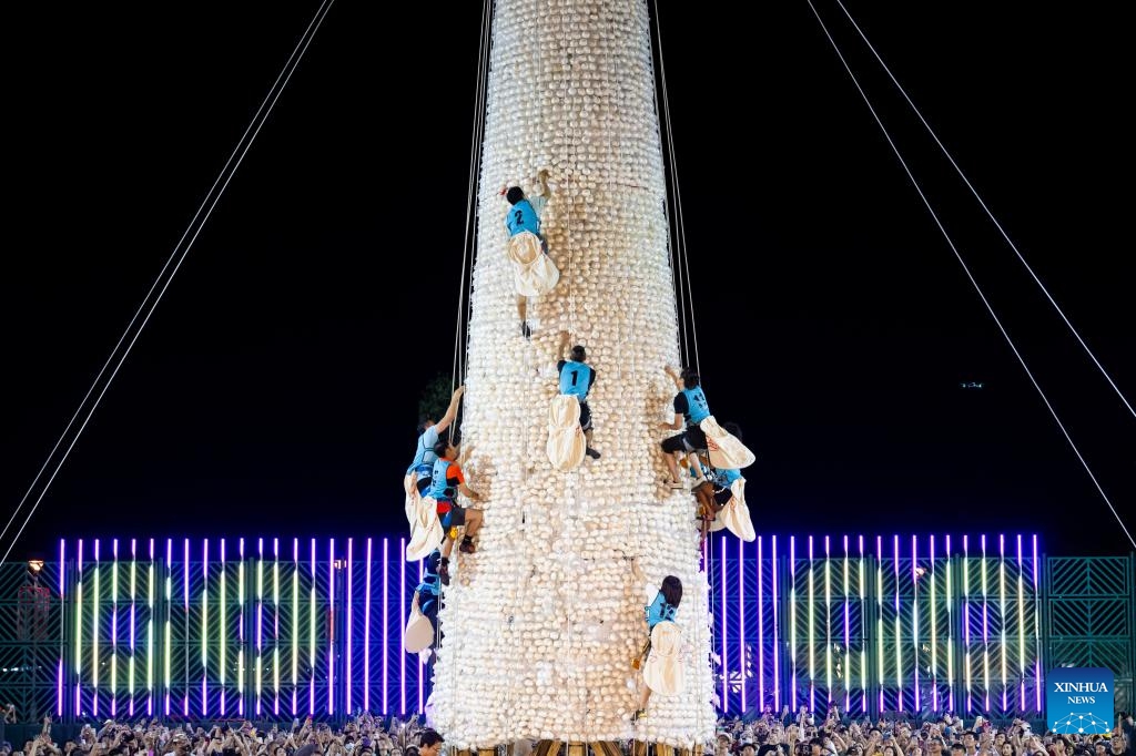 This photo taken on May 16, 2024 shows a bun scrambling competition during the Bun Festival in Cheung Chau island, Hong Kong, south China. The Bun Festival, one of Hong Kong's most colorful cultural celebration events, has been on China's national list of intangible cultural heritage since 2011. For residents of Cheung Chau, this is an important annual event. This year's Bun Festival started on May 12 and will last until May 16.(Photo: Xinhua)