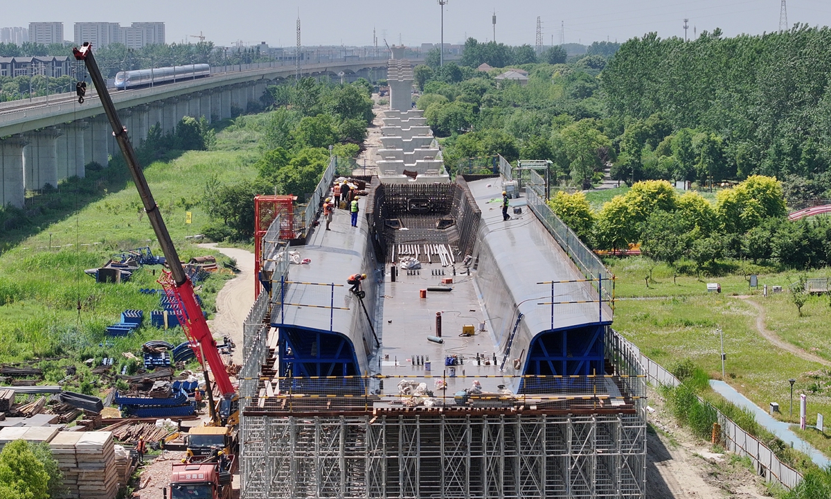 Workers are ramping up the construction of the Shanghai-Nanjing section of the Shanghai-Chongqing-Chengdu High-Speed Railway. The line traverses six provinces and municipalities, with a total length of approximately 2,100 kilometers. Designed to operate at a maximum speed of 350 kilometers per hour, it stands as one of the key national high-speed rail corridors.
Photo: VCG
