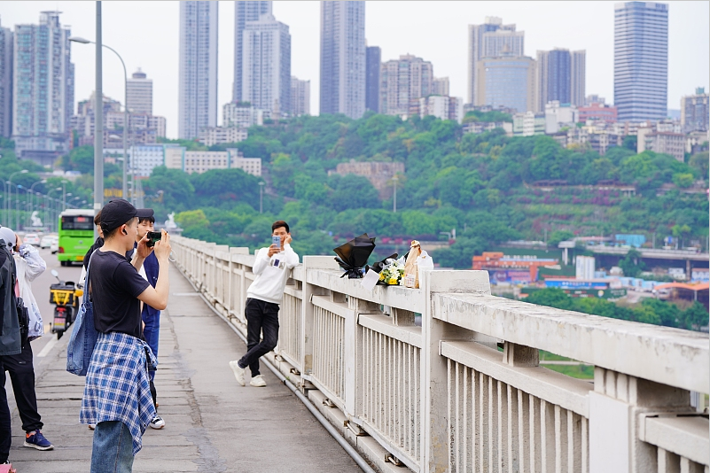 Netizens purchased items through a takeaway platform in memory of the man at the Yangtze River Bridge in Southwest China's Chongqing Province on May 6, 2024. Photo: VCG
