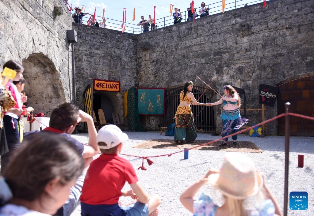 People in Medieval costumes participate in a parade during the Ritter-Fest Kufstein 2024 in Kufstein, Austria, on May 19, 2024. The Ritter-Fest Kufstein was held here from May 17 to 20.(Photo: Xinhua)