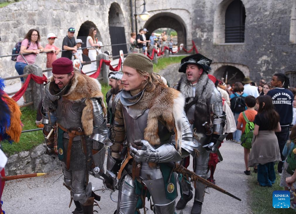 People in Medieval costumes participate in a parade during the Ritter-Fest Kufstein 2024 in Kufstein, Austria, on May 19, 2024. The Ritter-Fest Kufstein was held here from May 17 to 20.(Photo: Xinhua)