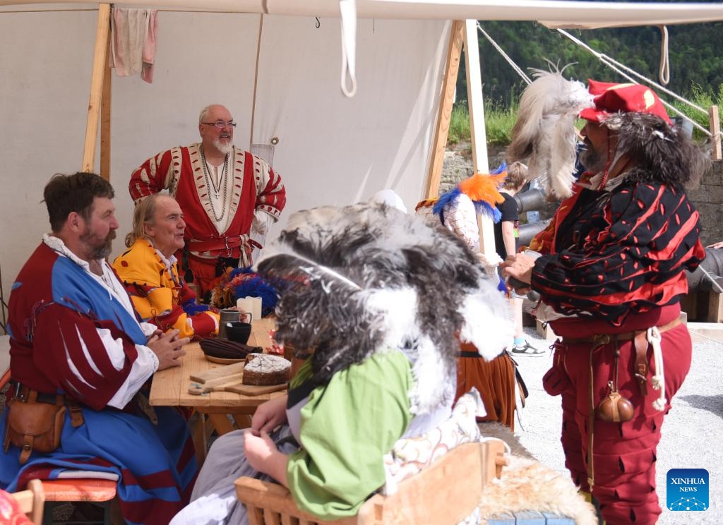 People in Medieval costumes chat during the Ritter-Fest Kufstein 2024 in Kufstein, Austria, on May 19, 2024. The Ritter-Fest Kufstein was held here from May 17 to 20.(Photo: Xinhua)