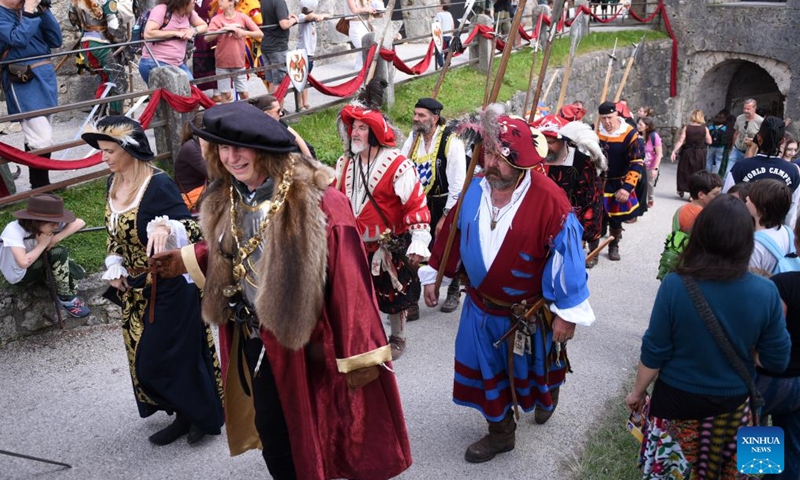 People in Medieval costumes participate in a parade during the Ritter-Fest Kufstein 2024 in Kufstein, Austria, on May 19, 2024. The Ritter-Fest Kufstein was held here from May 17 to 20.(Photo: Xinhua)