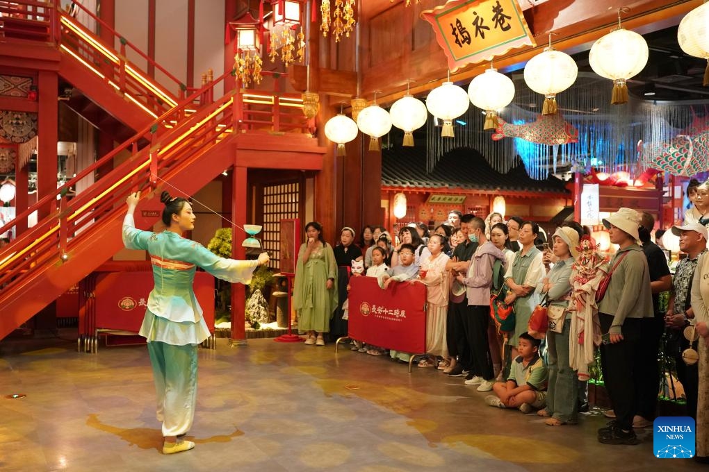 Tourists watch a performance at a theme block in Xi'an, northwest China's Shaanxi Province, May 19, 2024. Xi'an, one of the ancient capitals in Chinese history, attracts a growing number of tourists in recent years.(Photo: Xinhua)