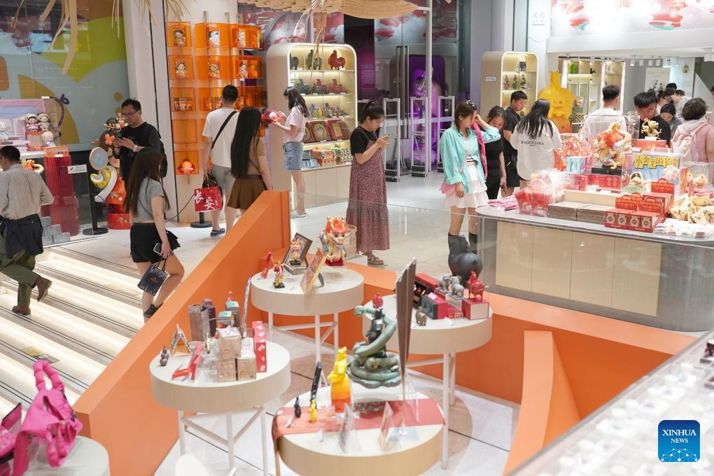 Tourists select cultural and creation products at a shop in the Great Tang All Day Mall in Xi'an, capital of northwest China's Shaanxi Province, May 20, 2024. Xi'an, one of the ancient capitals in Chinese history, attracts a growing number of tourists in recent years.(Photo: Xinhua)