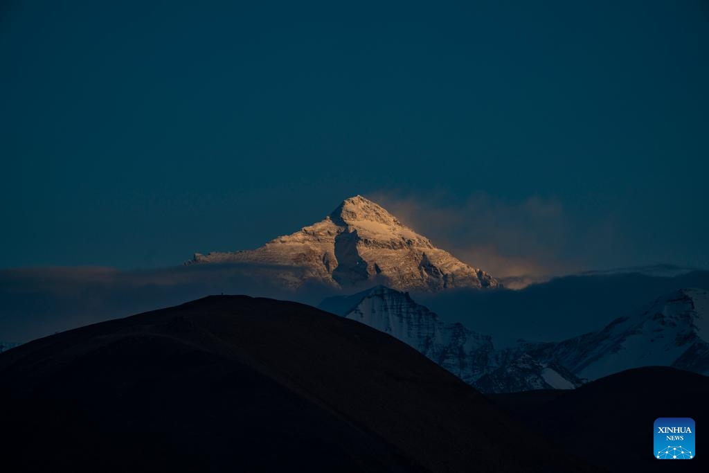 This photo taken on May 21, 2024 from the Mount Qomolangma base camp in Tingri County of Xigaze City in southwest China's Xizang Autonomous Region shows a view of Mount Qomolangma at sunset.(Photo: Xinhua)