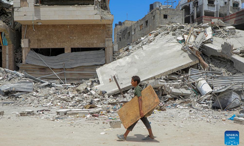 A child walks past a debris in the southern Gaza Strip city of Rafah, May 22, 2024.(Photo: Xinhua)