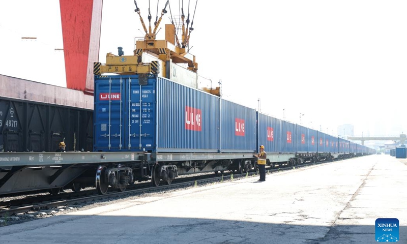 A gantry crane operates on a China-Europe freight train at a container payload swtiching yard of Suifenhe Railway Port in northeast China's Heilongjiang Province, May 25, 2024. Suifenhe Railway Port is an important port for the operation of China-Europe freight trains in northeast China. Staff members here are trying their best to reduce the average time for loading and grouping of these trains. (Photo:Xinhua)