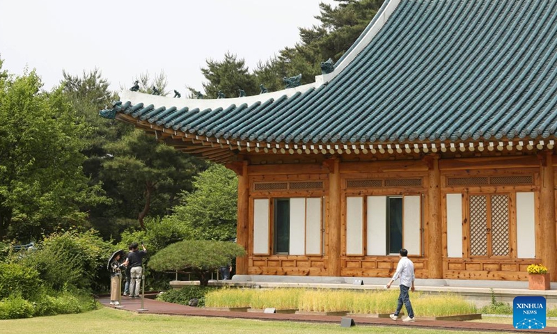 People visit Cheong Wa Dae in Seoul, South Korea, on May 24, 2024. The ninth Trilateral Summit Meeting among China, Japan and the Republic of Korea (ROK) will be held in Seoul from May 26 to 27. (Photo:Xinhua)