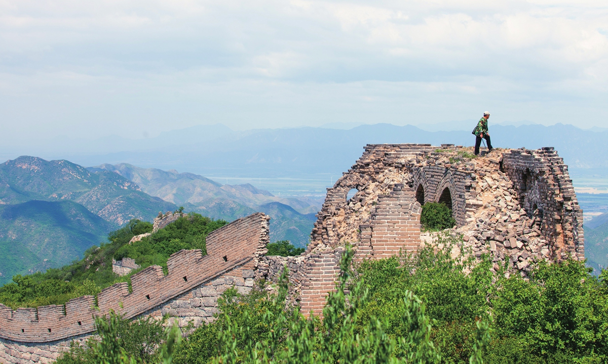 Mei Jingtian, a veteran Great Wall patroller, stands on the Great Wall gazing into the distance in June 2012 near Shixia village, Yanqing district, Beijing. Photo: Li Hao/GT

