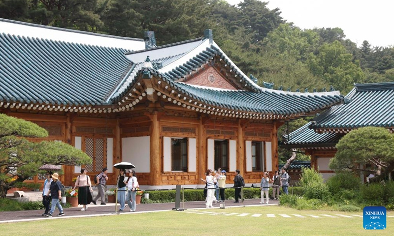 People visit Cheong Wa Dae in Seoul, South Korea, on May 24, 2024. The ninth Trilateral Summit Meeting among China, Japan and the Republic of Korea (ROK) will be held in Seoul from May 26 to 27. (Photo:Xinhua)