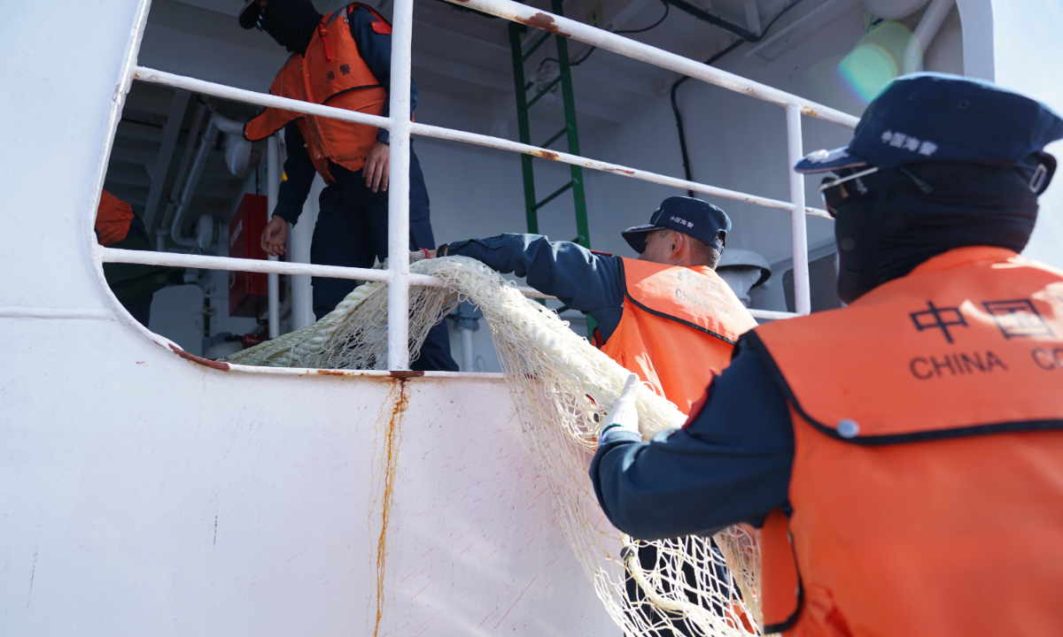 The China Coast Guard recaptures Chinese fishermen’s fishing net stolen by the Filipinos near the Philippines’ warship illegally grounded at China’s Ren’ai Jiao in the South China Sea. Photo: Courtesy of the China Coast Guard